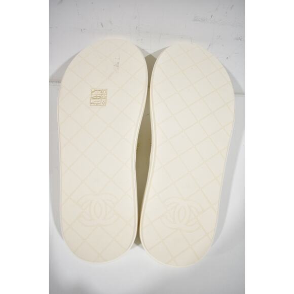 Chanel 23P White Quilted Charms Padded Pool Thong Logo Mule Slide Flat Sandal 39 - Picture 12 of 12
